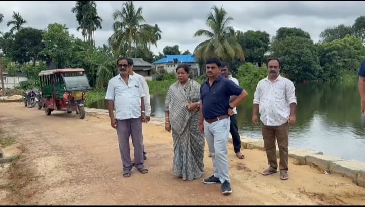 পুর এলাকার নির্মিয়মান উন্নয়ন মূলক কাজ পরিদর্শনে বিধায়িকা 