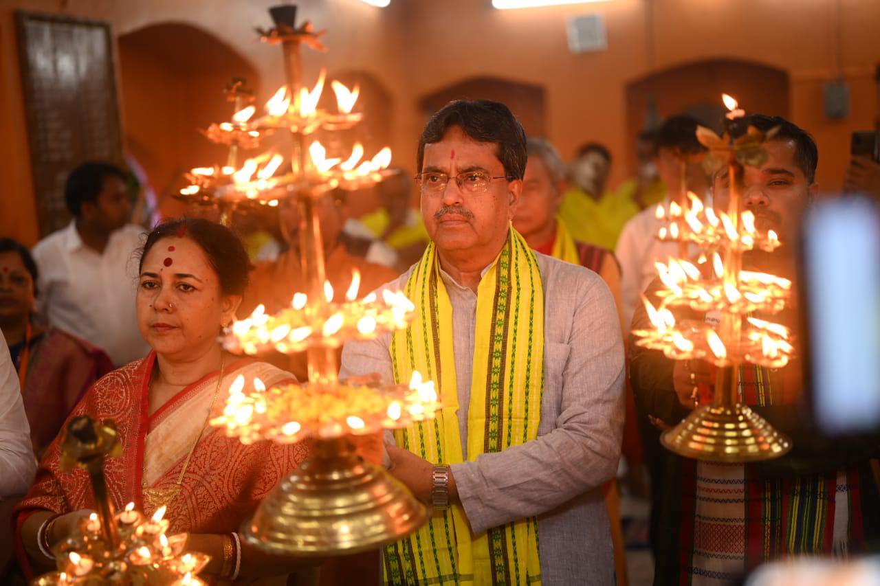 ত্রিপুরেশ্বরী মন্দিরে মঙ্গল আরতিতে অংশ নিলেন মুখ্যমন্ত্রী 