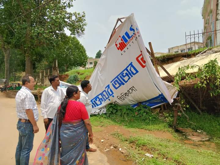 হাসপাতালের ভেঙ্গে পড়া বাউন্ডারি ওয়াল পরিদর্শন বিধায়িকার 