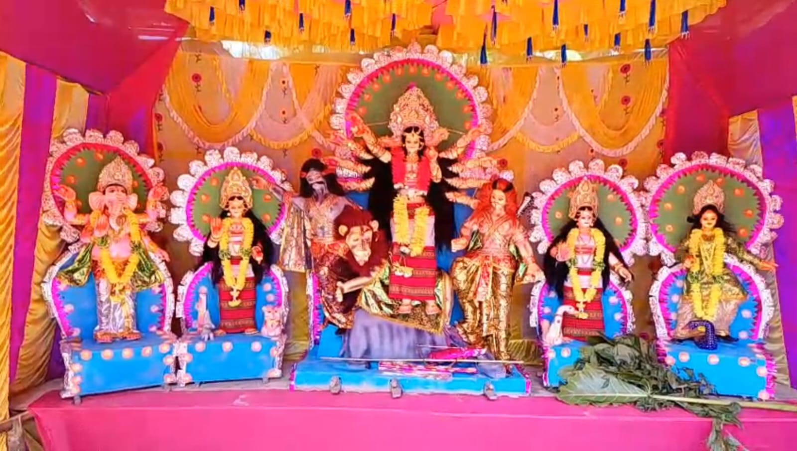 জনজাতি সমাজের ঐতিহ্যবাহী পোশাকে মা দূর্গা