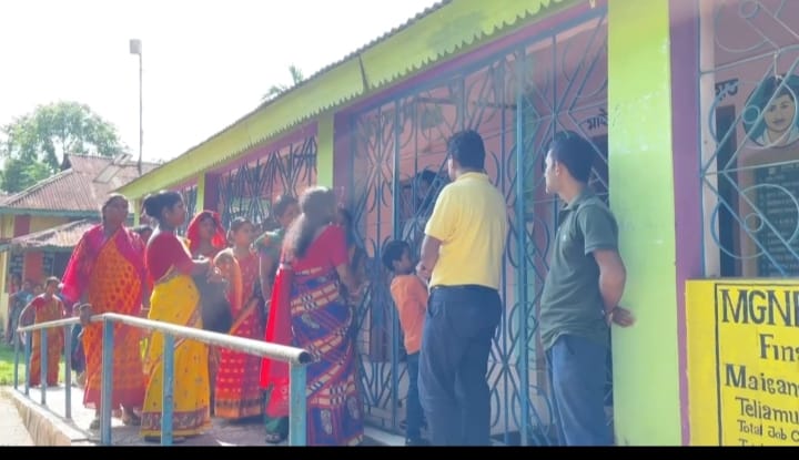 প্রধানের পদত্যাগের দাবিতে তালা ঝুললো পঞ্চায়েতে 