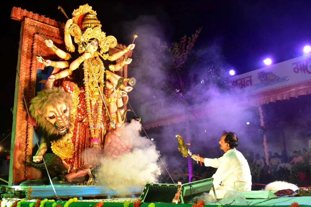 বাঁধভাঙ্গা জনসমাগমের মধ্যদিয়ে শোভাযাত্রায় মাতলো শহর 