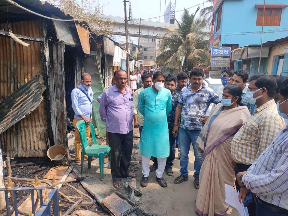 অগ্নিকান্ডে ক্ষতিগ্রস্তদের সরকারি সাহায্যের আশ্বাস দিলেন সাংসদ 