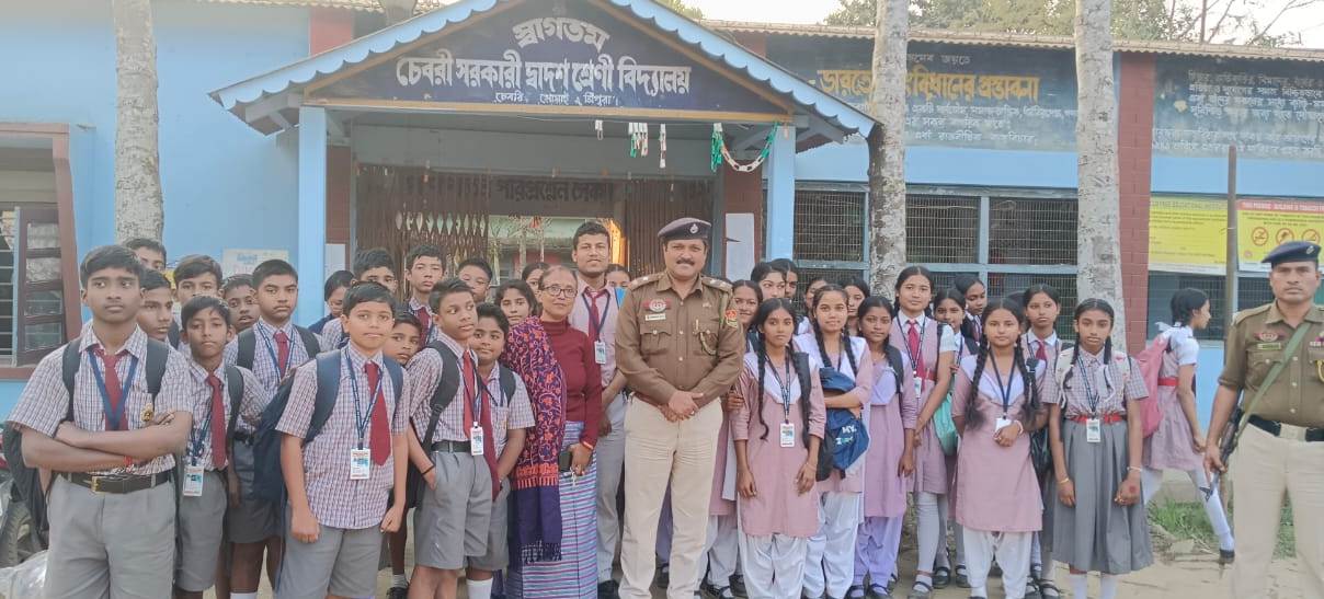 পড়ুয়াদের নিয়ে অপরাধ বিরোধী সচেতনতার বার্তা পুলিশের