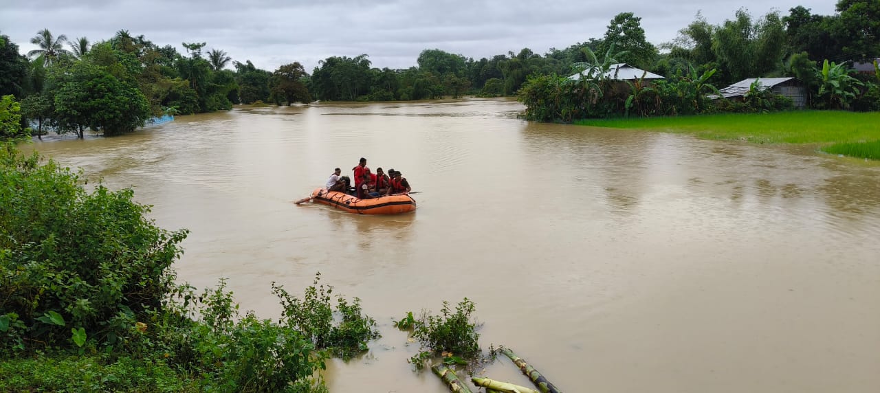 বিপদ সীমার উপর দিয়ে বইছে গোমতী নদী 