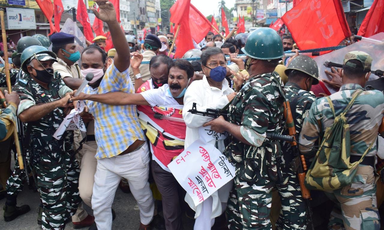 ১১ দফা দাবি আদায়ে বিক্ষোভ মিছিল সিআইটিইউর, জলকামান পুলিশের