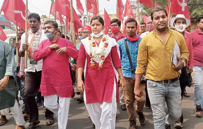 দাদা-দিদি'র হাইভোল্টেজ লড়াইয়ের মাঝেই ময়দানে মীনাক্ষী 