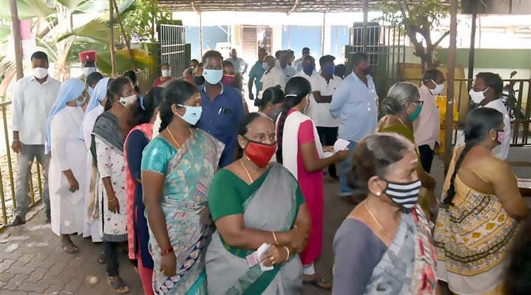 তামিলনাড়ুতে মহা-উত্‍সাহে ভোটগ্রহণ, শান্তিতেই ভোটদান কেরল-পুদুচেরিতে