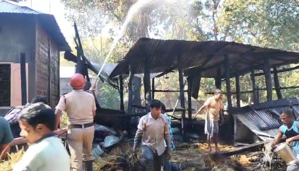 খোয়াই হাতকাটা বাজারে বিধ্বংসী অগ্নিকাণ্ডে ভস্মীভূত বসতঘর