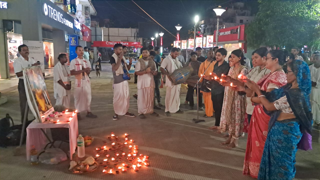 ইসকনের মেগা দীপদান 