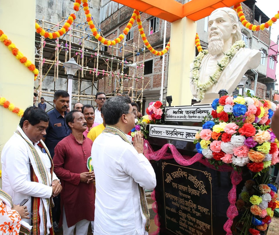 ঋষি অরবিন্দের আবক্ষ মূর্তির আবরণ উন্মোচন মুখ্যমন্ত্রীর