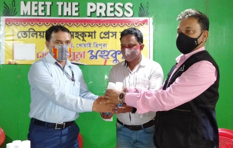 সাংবাদিকদের সুরক্ষা সামগ্রী প্রদান বন্ধন ব্যাঙ্কের 