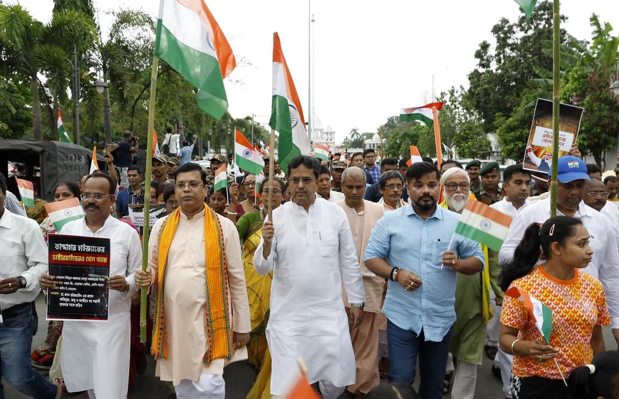'অপারেশন সিঁদুর' কে কুর্ণিশ জানিয়ে সুবিশাল তিরঙ্গা র‍্যালিতে মুখ্যমন্ত্রী 