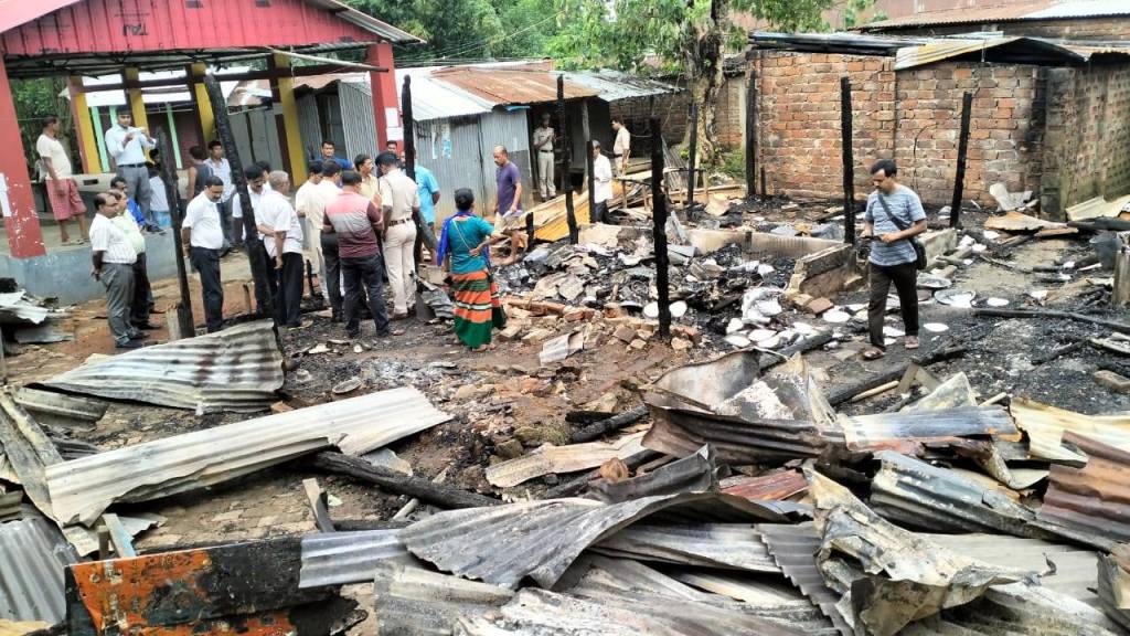 কল্যাণপুরে ভয়াবহ অগ্নিকান্ডে পুড়ে ছাই ১৬টি দোকান