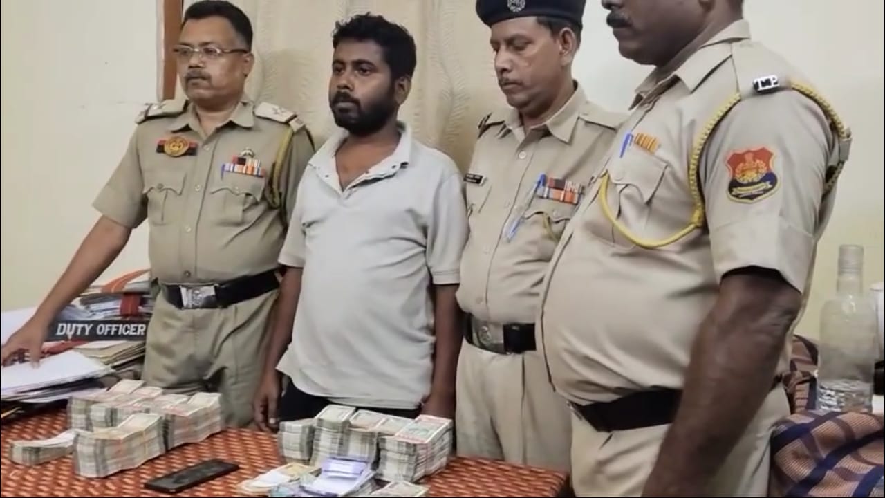 ধর্মনগর রেলস্টেশনে নগদ অর্থসহ আটক জুয়েলারি ব্যবসায়ী