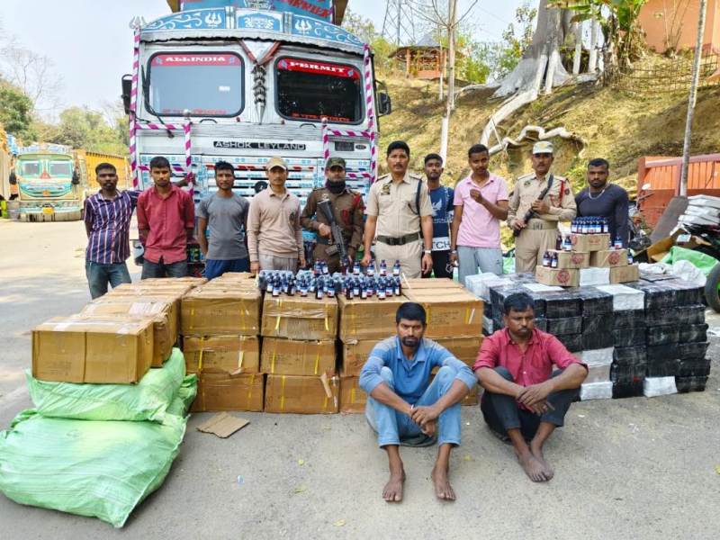 কাপড় বোঝাই লরি থেকে আটক ফে‌ন্সি‌ডিল