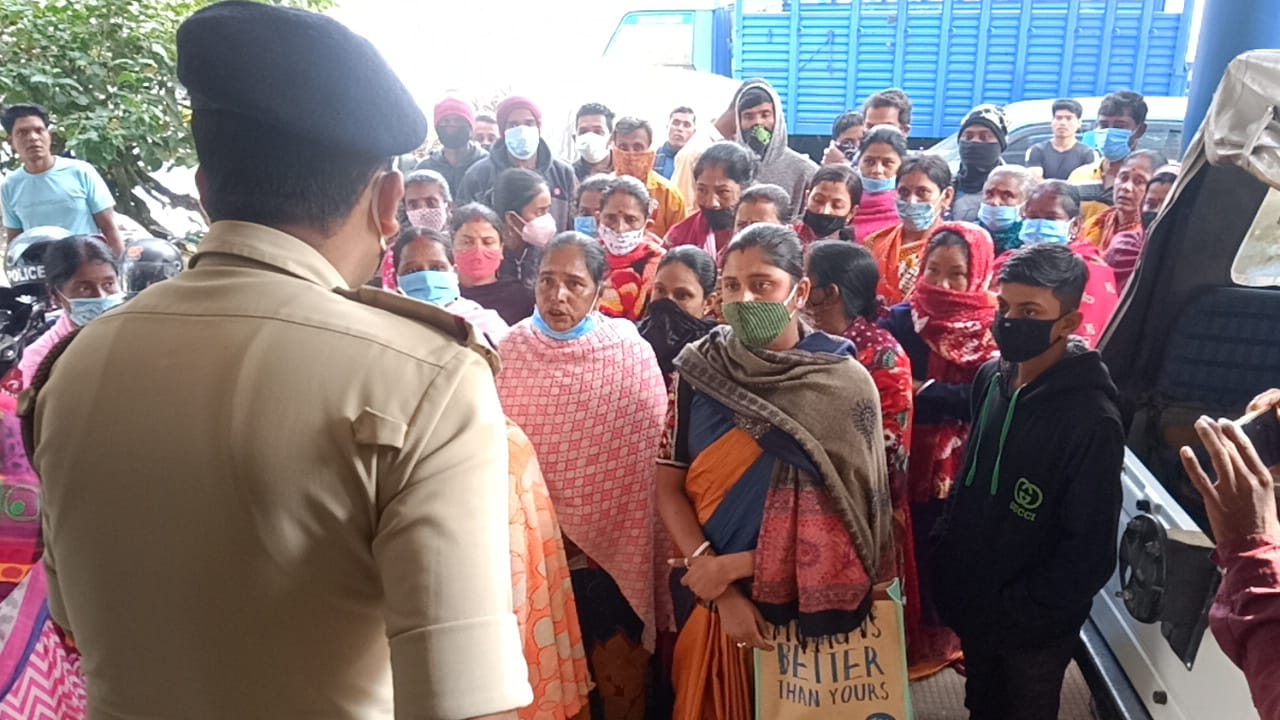 নাবালিকা ধর্ষণকারীর কঠোর শাস্তির দাবিতে থানা ঘেরাও 