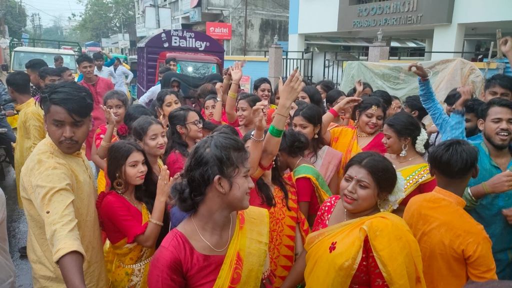 বৃষ্টিকে উপেক্ষা করেই বাগদেবীর বন্দনায় প্রস্তুত রাজ্য 