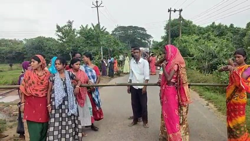 পানীয় জলের দাবিতে সড়ক অবরোধ 