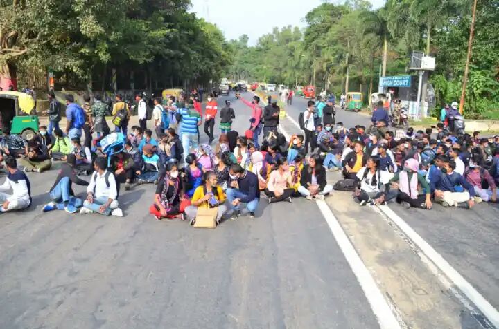 ফের চাকরি প্রত্যাশীদের ক্ষোভ, সড়ক অবরোধ, লাঠি চার্জ 