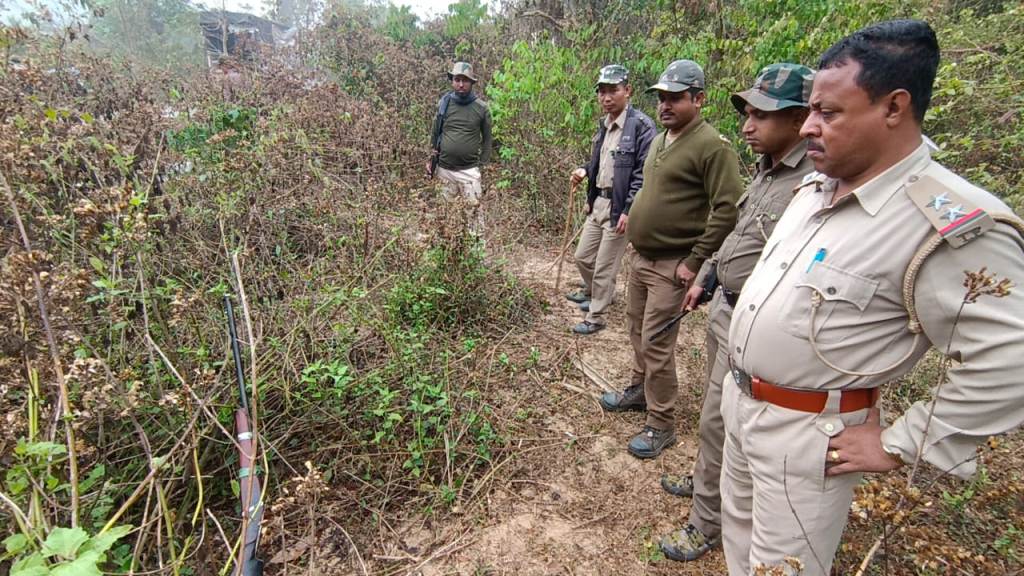 জঙ্গল থেকে উদ্ধার দেশী বন্দুক