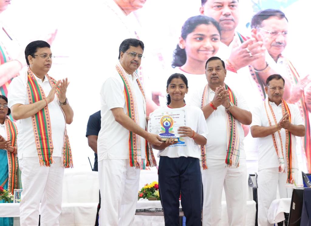 যোগব্যায়াম নিজেকে নিজের সাথে পরিচিত হওয়ার সর্বোচ্চ পথ : মুখ্যমন্ত্রী 