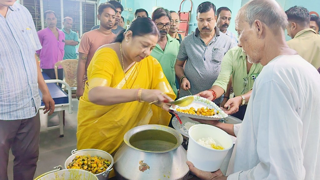 সংঘের শতবর্ষ উদযাপনে রোগীদের মধ্যে খাবার বিতরণ বিধায়িকার 