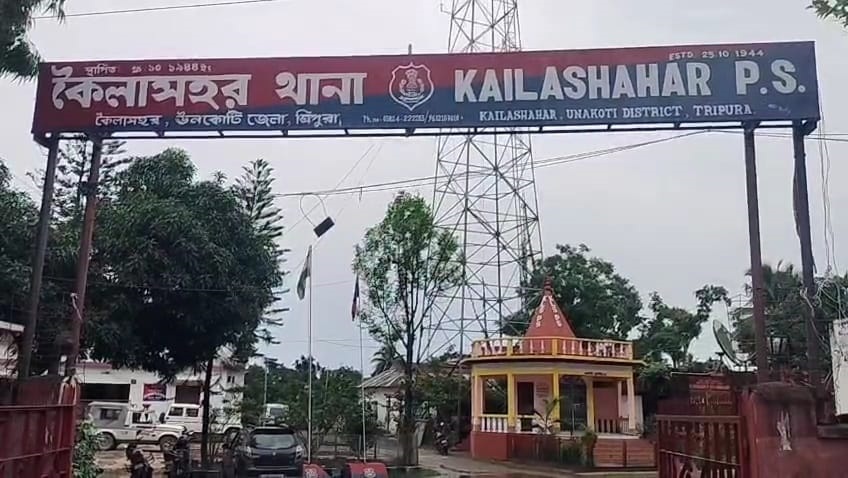 কৈলাসহরে বন্দুক হাতে আটক ৪ যুবক