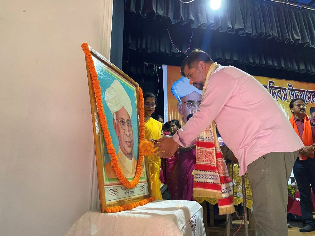 শিক্ষকরা ছাত্রছাত্রীদের জীবন গঠনের মূল কান্ডারি হিসেবেও গুরুত্বপূর্ণ ভূমিকা পালন করেন : পর্যটনমন্ত্রী