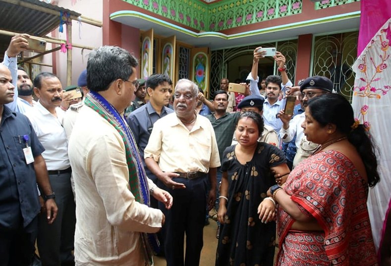 মৃত কিশোরীর পরিবারের সঙ্গে দেখা করলেন মুখ্যমন্ত্রী