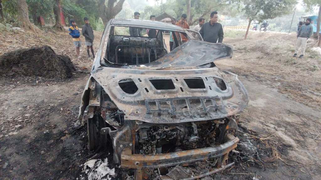 আগুনে পুড়েছে গাড়ি
