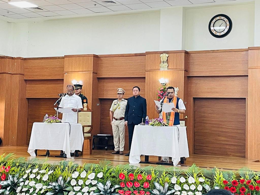 মন্ত্রিসভার সদস্য হিসেবে শপথ নিলেন কিশোর বর্মণ