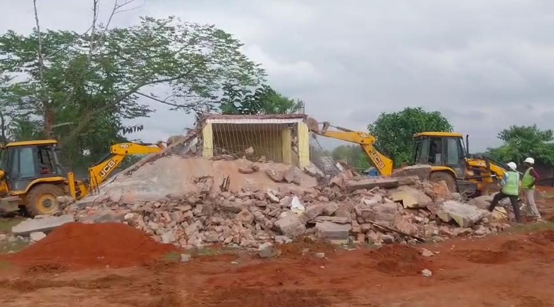 ক্ষতিপূরণ না দিয়েই উচ্ছেদ করতে গিয়ে বাধার মুখে প্রশাসন 