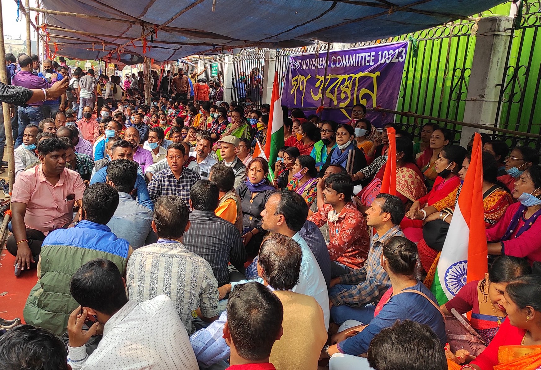 চাকরির স্থায়ী সমাধানের দাবিতে ১০,৩২৩-র গণ অবস্থান 