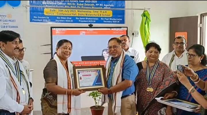 স্কুলে স্মার্ট বোর্ড প্রদান তেলিয়ামুড়া রোটারি ক্লাবের