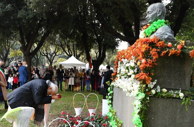 ইতালিতে গান্ধী মূর্তিতে শ্রদ্ধার্ঘ্য প্রধানমন্ত্রীর