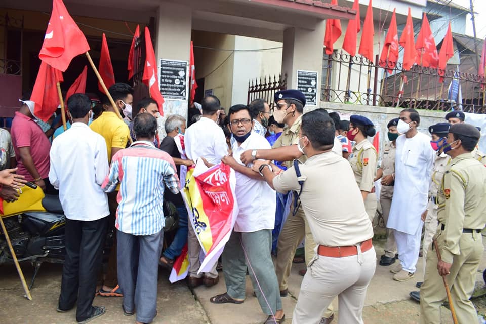 সিপিএমের বিক্ষোভ আন্দোলন বানচাল পুলিশের 