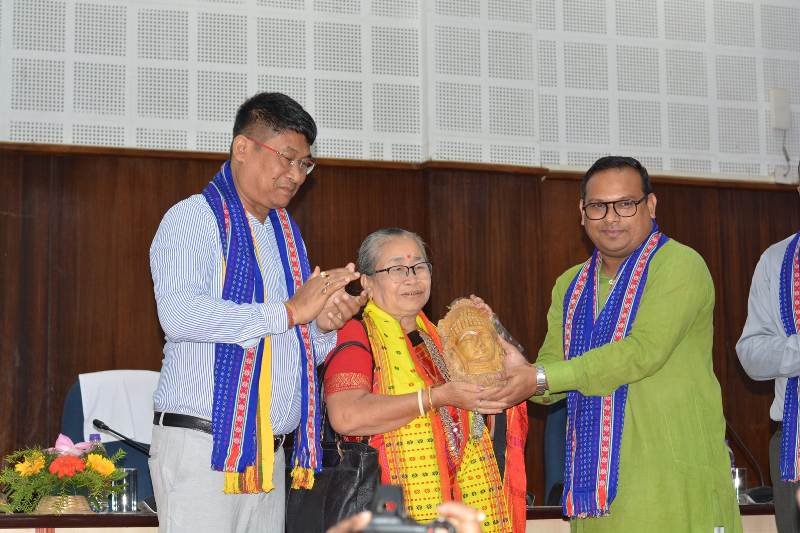 জাতীয় হস্ততাঁত দিবসে পুরস্কৃত স্মৃতিরেখা চাকমা