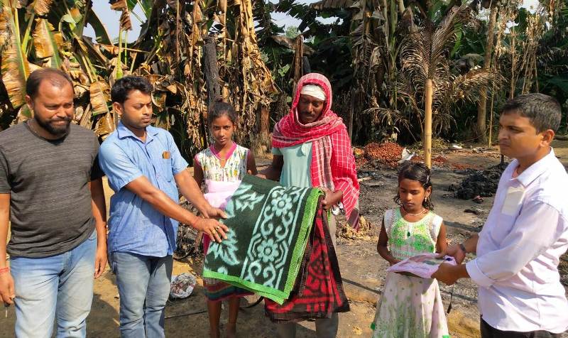 আগুনে ভস্মীভূত অসহায় পরিবারের পাশে কংগ্রেস