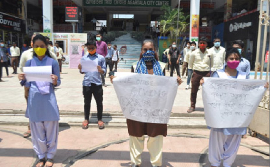 অনলাইনে পরীক্ষার দাবিতে বিক্ষোভ পড়ুয়াদের 