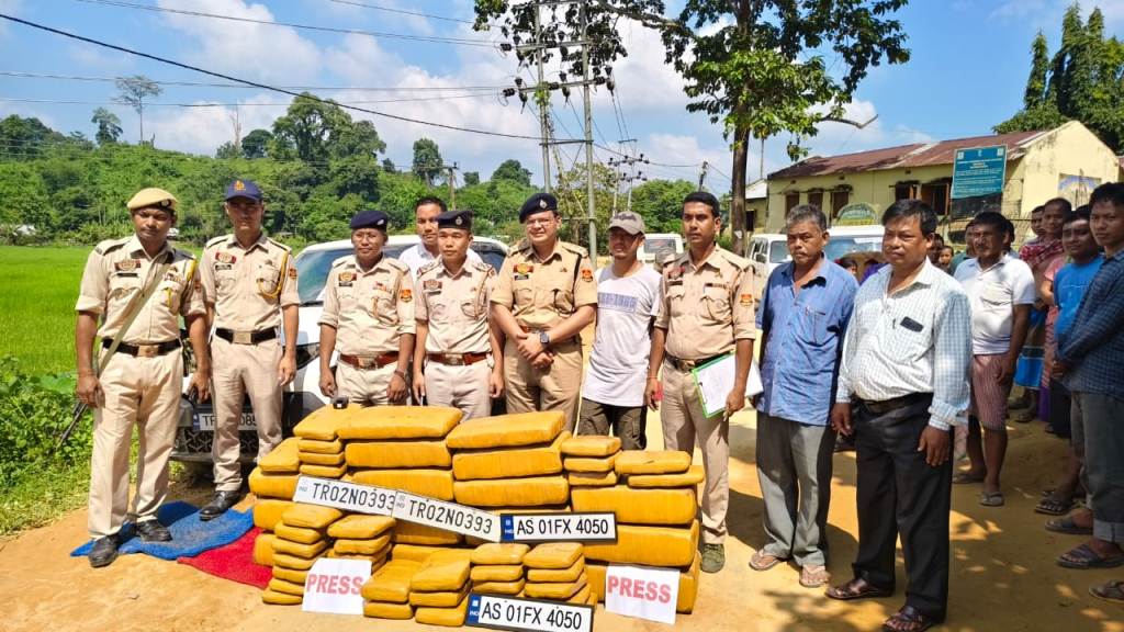  টেলিকম ডিউটি স্টিকার এবং প্রেস স্টিকার লাগিয়ে গাজা পাচার