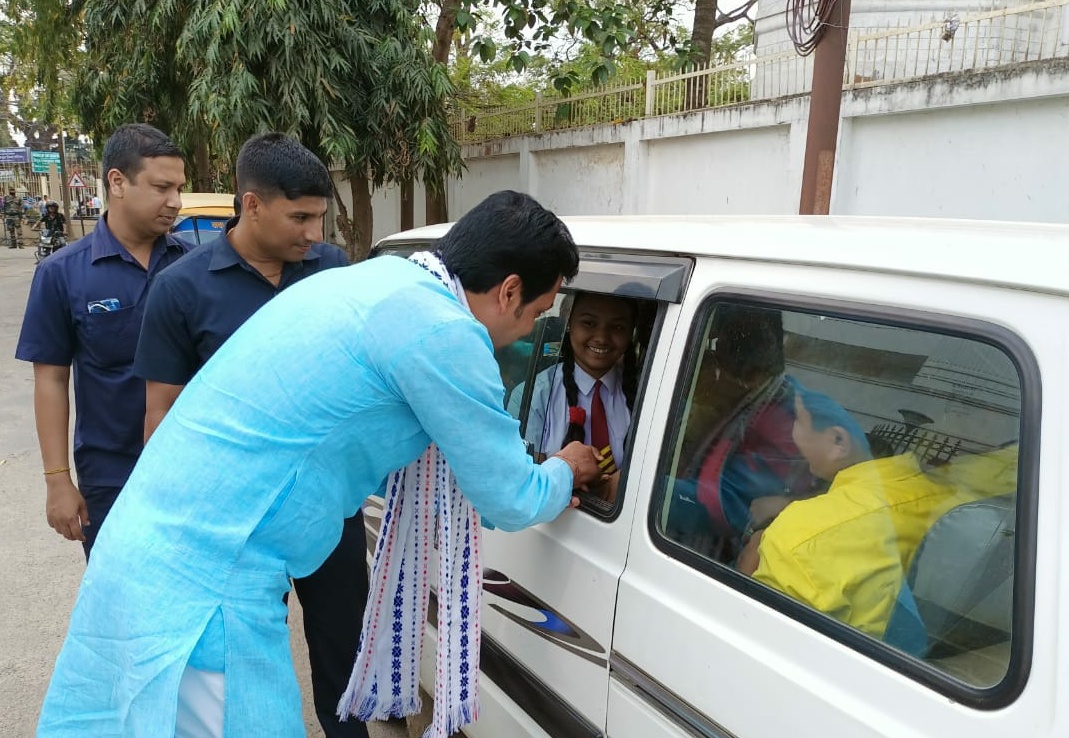 শিশুদের মাঝে মুখ্যমন্ত্রী