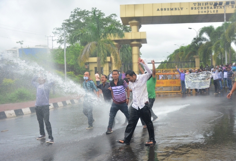 শহর কাঁপিয়ে ১০৩২৩-র মহাকরণ অভিযান, লাঠিচার্জ, জল কামান, মাঠে বিরোধীরা