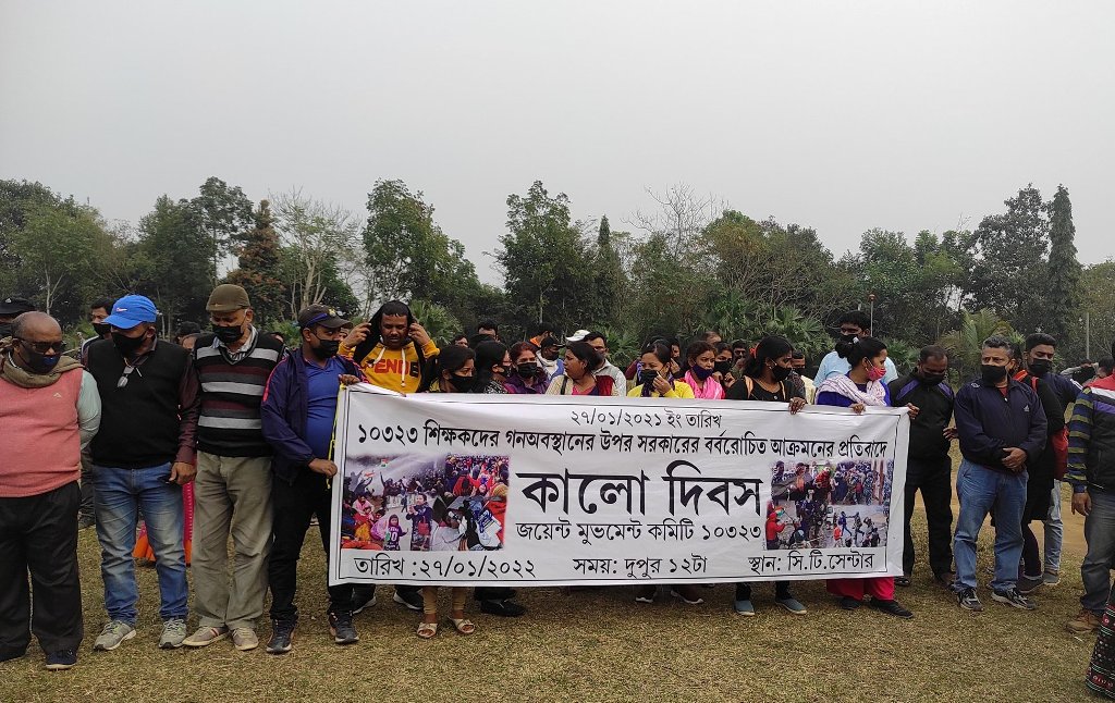 আক্রমণের প্রতিবাদে কালো দিবস পালন চাকুরিচ্যুতদের 