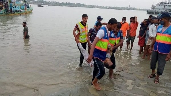 বাংলাদেশে স্পিডবোটের মুখোমুখি সংঘর্ষে ২৫ জনের সলিলসমাধি 