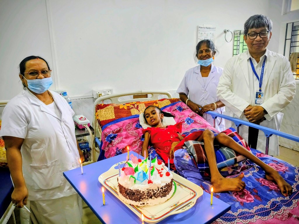 ৮ বছর বয়সী শিশুকন্যা গুরুতর চিকিৎসা সংকট কাটিয়ে সুস্থতার পথে হাসপাতালেই জন্মদিন পালন