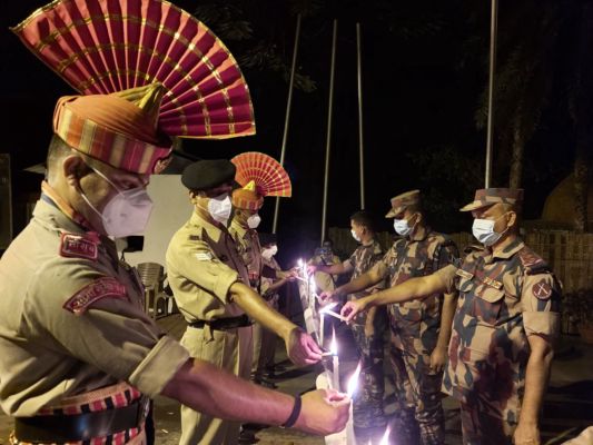 আখাউড়া সীমান্তে দীপাবলি উত্‍সবে শামিল জওয়ানরা 