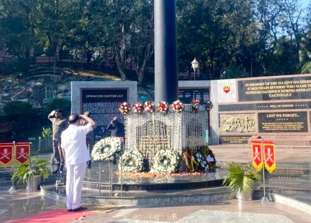 অ্যালবার্ট এক্কা পার্কের ওয়ার মেমোরিয়ালে শ্রদ্ধাঞ্জলি রাজ্যপালের 