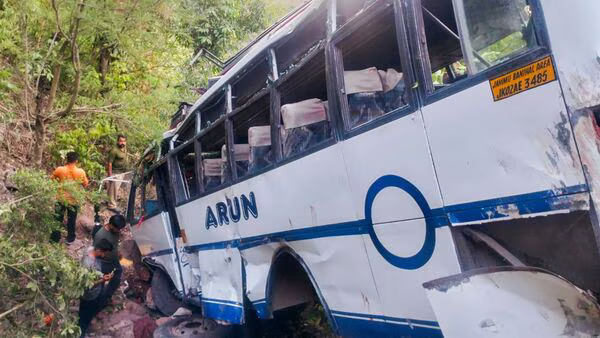 তীর্থযাত্রীদের বাসে জঙ্গি হামলা