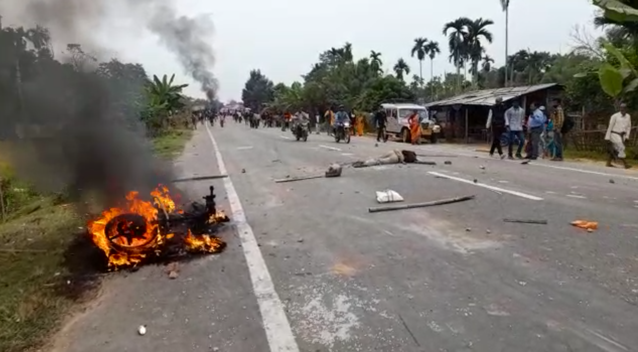 জাতীয় সড়ক অবরোধ প্রত্যাহার, বনধ চলবে কাঞ্চনপুরে, নিহতের পরিবারকে ৫ লাখ টাকা আর্থিক সাহায্য 